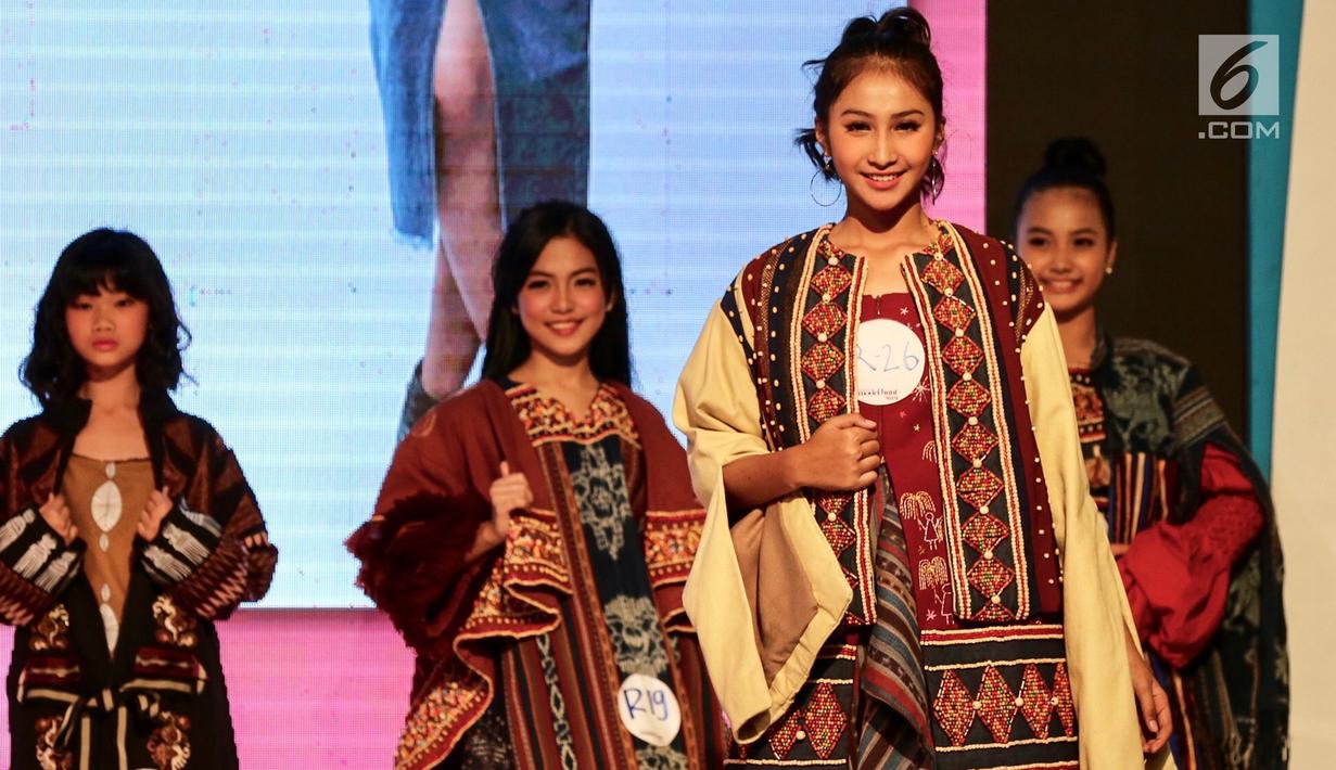 Kontestan membawakan busana pada ajang Plangi Model Hunt 2019 di Plaza Semanggi, Jakarta, Minggu (25/11). Dari 300 orang pendaftar, terdapat 55 peserta yang berhasil masuk grand final. (Merdeka.com/Arie Basuki)