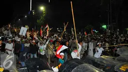 Massa Aksi Damai 4 November terlibat bentrok dengan petugas, Jakarta, Jumat (4/11). Belum diketahui apa yang menyebabkan terjadinya bentrokan. (Liputan6.com/Angga Yuniar)