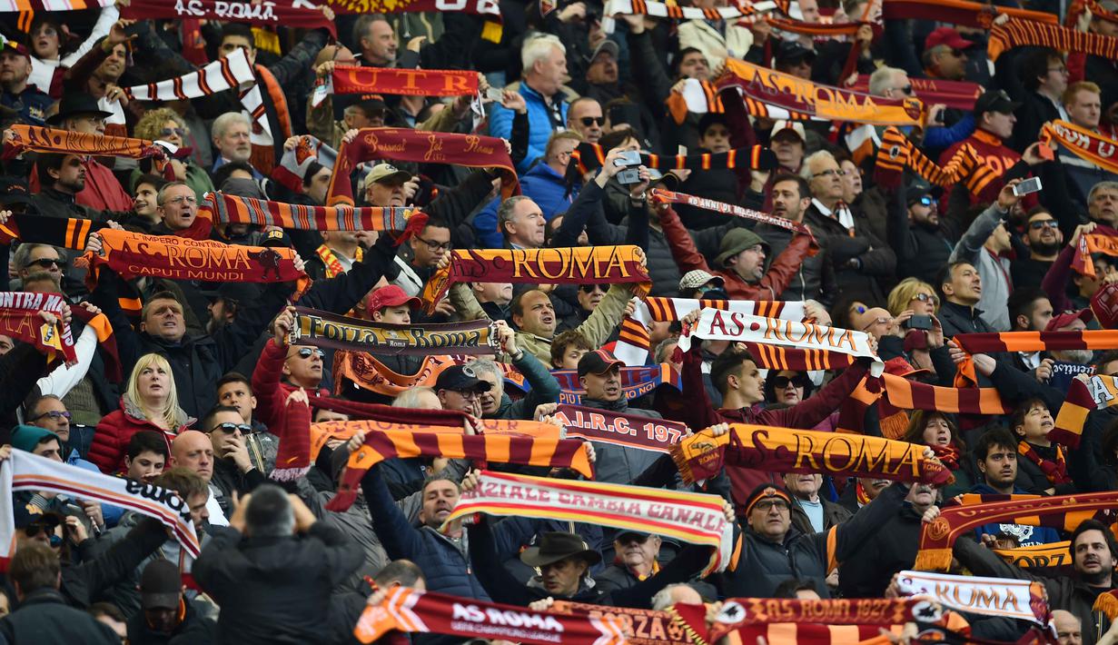 Suporter AS Roma, memberikan dukungan kepada timnya saat melawan SSC Napoli pada lanjutan Serie A Italia di Stadion Olympico, Roma, Senin (25/4/2016) WIB.  (AFP/Gabriel Bouys)