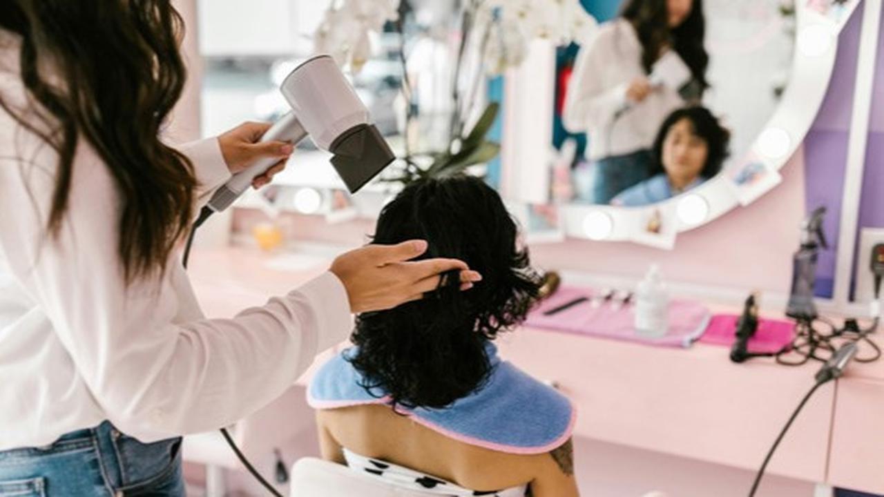 Ini Dia Tukang Cukur Perempuan Tertua di Dunia, Usia 108 Tahun Masih Aktif Cukur Rambut