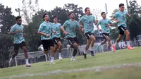 Para pemain Timnas Indonesia melakukan sprint dalam sesi latihan perdana Timnas Indonesia di Lapangan B Gelora Bung Karno, Senayan, Jakarta, Selasa (28/5/2024) jelang menghadapi serangkaian laga uji coba dan kualifikasi Piala Dunia 2026. (Bola.com/Bagaskara Lazuardi)