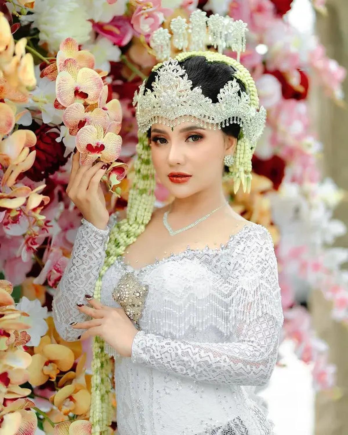 7 Potret Penyanyi Lala Widy Pakai Gaun Pengantin Adat Sunda, Tampil Anggun