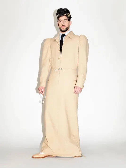 <p>Bergaya klasik menampilkan konsep genderless, paduan jas dan dress dengan statement padding pada bahu yang semakin menyempurnakan penampilan Bad Bunny.</p>