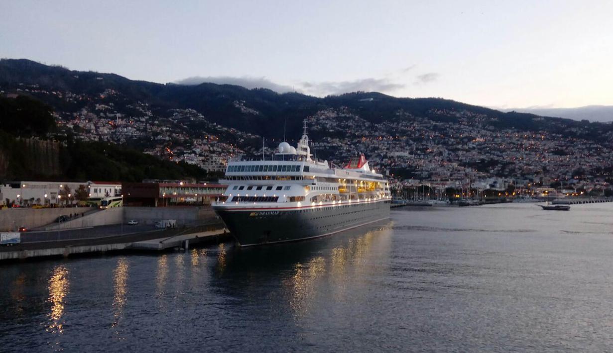 Pelabuhan yang bersih nan indah menjadi transportasi utama di Funchal, Portugal. Kota ini merupakan tempat bintang Real Madrid, Cristiano Ronaldo, lahir dan dibesarkan. (Bola.com/Reza Khomaini)