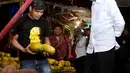 Presiden Joko Widodo berbincang dengan pedagang buah ketika memantau kebutuhan bahan pokok di Pasar Bogor, Jalan Roda, Kota Bogor, Selasa (30/10). Jokowi ingin memastikan langsung harga bahan kebutuhan pokok di pasar. (Liputan6.com/HO/Biro Pers Setpres)