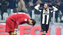 Gonzalo Higuain merayakan golnya ke gawang Bologna pada laga Serie A di Juventus Stadium, Turin, (8/1/2017). Juventus menang 3-0.  (EPA/Di Marco)