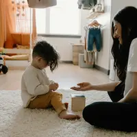 Salah satu aktivitas yang cukup sering dicoba di rumah adalah permainan sensorik (Sumber: Pexels.com)