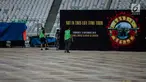 Pekerja menyelesaikan pembuatan panggung konser Guns N' Roses ‘Not In This Time Lifetime Tour’ di Stadion GBK, Jakarta, Selasa (6/11). Persiapan panggung konser Guns N Roses sudah 80 persen selesai. (Liputan6.com/Faizal Fanani)