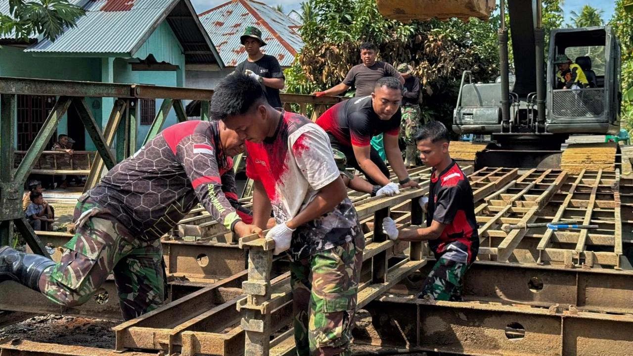 FOTO: Prajurit TNI AD Bahu Membahu Pasang Jembatan Bailey di Bireuen