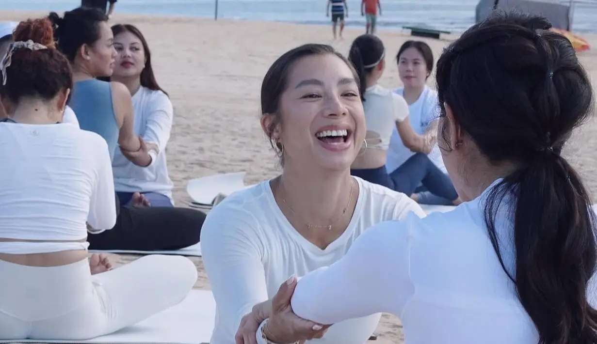 Tampilan Jennifer Bachdim terlihat glowing dengan makeup minimalis dan rambut cepol [@jenniferbachdim]