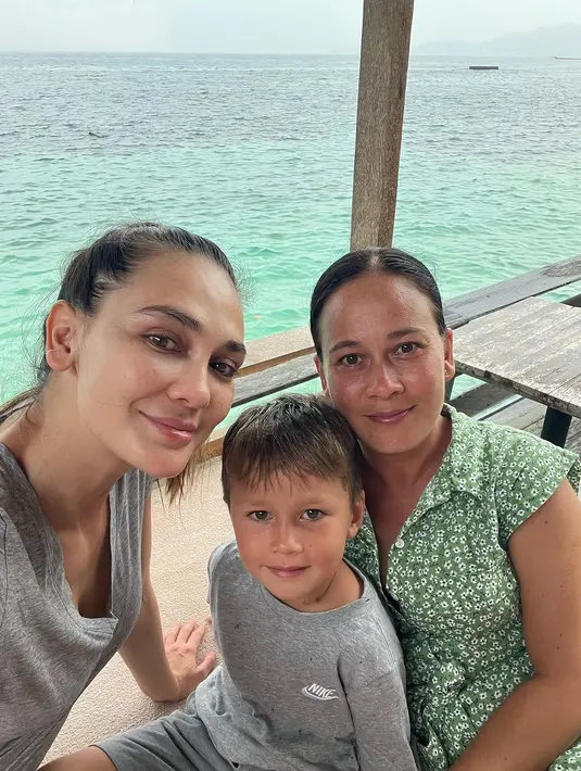 Potret selfie yang lagi-lagi menawan dari Luna Maya, memamerkan dirinya yang tak menggunakan riasan wajah sama sekali. [Foto: Instagram/lunamaya]