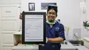 Rizwan Ilyasin menunjukkan sertifikat kelulusan pendidikan pembuatan bola mata palsu dari Nottingham Tren University, Inggris di Klinik Ilyarsi Okularis, Ciputat, Tangerang Selatan, Banten, Sabtu (3/2). (Liputan6.com/Fery Pradolo)