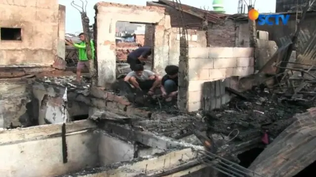 Warga Kembang Sepatu, Senen masih mengais sisa harta benda pasca kebakaran yang membakar rumah mereka.