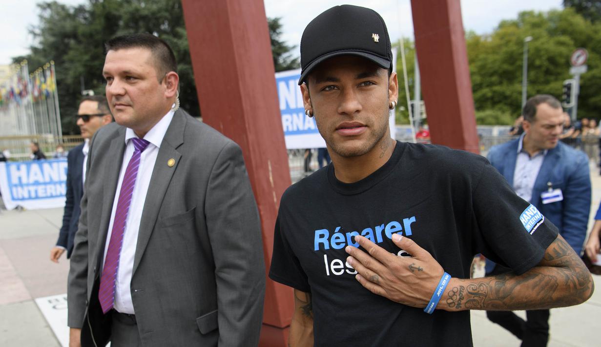 Bintang Paris Saint-Germain, Neymar Jr, menyapa penggemarnya usai menghadiri konferensi pers di Kantor PBB, Jenewa, (15/8/2017). Neymar Jr akan fokus membantu orang-orang cacat dan terpuruk dalam kemiskinan. (AP/Laurent Gillieron)