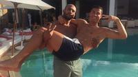 Foto-foto yang diunggah Badr Hari (kiri) saat bersama Cristiano Ronaldo (kanan). (dok. Facebook)