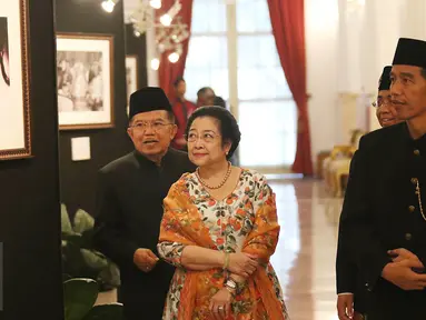 Presiden Joko Widodo (Jokowi) didampingi Wapres Jusuf Kalla dan Presiden Kelima RI Megawati Soekarnoputri melihat pameran foto dalam rangka peringatan Konferensi Asia Afrika (KAA) ke-62 di Istana Negara, Jakarta, Selasa (18/4). (Liputan6.com/Angga Yuniar)