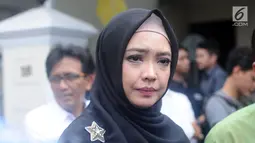 Aktris yang juga politisi Partai Demokrat, Inggrid Kansil memberi keterangan di depan rumah duka RMH Heroe Siswanto NS atau dikenal Sys NS, Jakarta, Selasa (23/1). Sys NS wafat diusia 61 tahun akibat serangan jantung. (Liputan6.com/Helmi Fithriansyah)