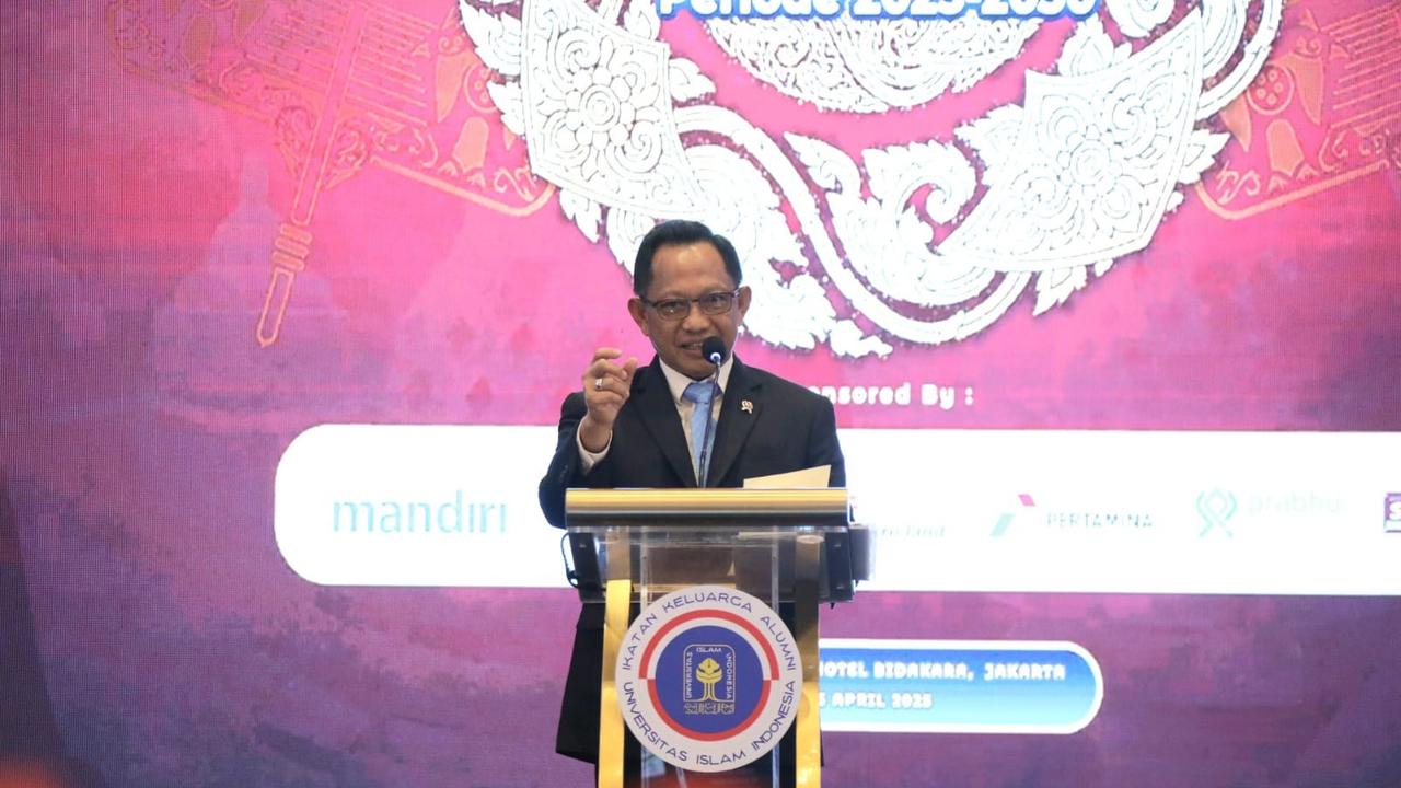 Menteri Dalam Negeri (Mendagri) Muhammad Tito Karnavian saat menghadiri acara Pelantikan Pengurus dan Halalbihalal Ikatan Keluarga Alumni (IKA) Universitas Islam Indonesia (UII) 2025 Dewan Pimpinan Pusat (DPP) IKA UII, di Hotel Bidakara, Jakarta, Jumat (2