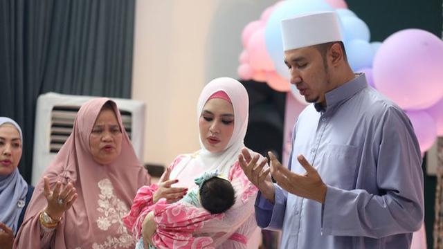 Dihadiri Sahabat, Ini 7 Momen Akikah Anak Kedua Kartika Putri yang Meriah