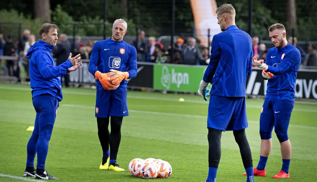 (kiri-kanan) Pelatih kiper Belanda Frans Hoek, kiper Belanda Remko Pasveer, Andries Noppert, dan Jasper Cillessen menjalani sesi latihan jelang tampil pada UEFA Nations League di Kampus KNVB di Zeist, Belanda, 19 September 2022. Belanda akan menghadapi Polandia dan Belgia pada pertandingan UEFA Nations League. (Olaf KRAAK/ANP/AFP)