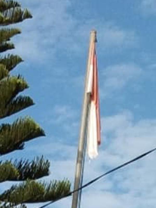 Bendera Negara rusak tampak berkibar di Makassar, Selasa (6/8/2019). Sumber: Akbar Mangenre Kurusi