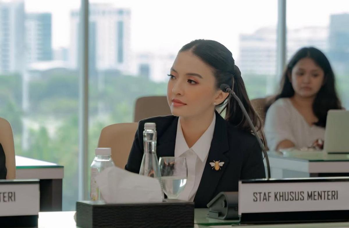 Penampilan Elegan Raline Shah di Pelantikan Staf Khusus Komdigi, Detail Bros Emas Jadi Sorotan