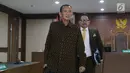 Mantan Menteri Agama Suryadharma Ali usai menjalani sidang lanjutan PK di PN Jakarta Pusat, Rabu (25/7/2018). Dalam kesimpulannya, Suryadharma Ali meminta majelis hakim membebaskan dirinya dari hukuman penjara. (Liputan6.com/Helmi Fithriansyah)