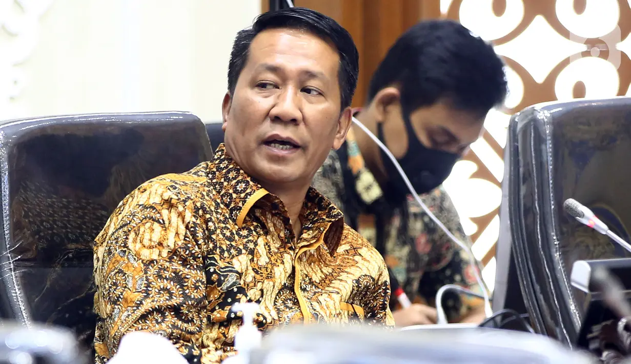 Ketua Baleg DPR RI Supratman Andi Agtas memimpin Rapat Kerja dengan pemerintah di Kompleks Parlemen, Jakarta, Kamis (22/7/2020). Baleg menggelar rapat Panitia Kerja (Panja) RUU Cipta Kerja dengan agenda melanjutkan pembahasan Daftar Inventarisasi Masalah (DIM) Bab III. (Liputan6.com/Johan Tallo)