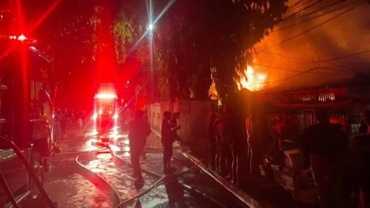 Pasar Taman Puring, Jakarta Selatan dilanda kebakaran hebat pada Senin malam, Senin (28/7/2025).