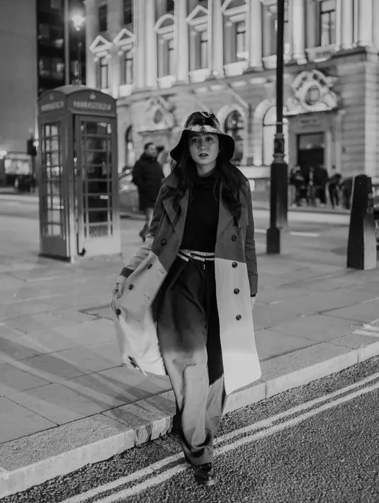 Dipadu reversed waistband tailor pants yang akan jadi statement piece pada OOTD liburan.