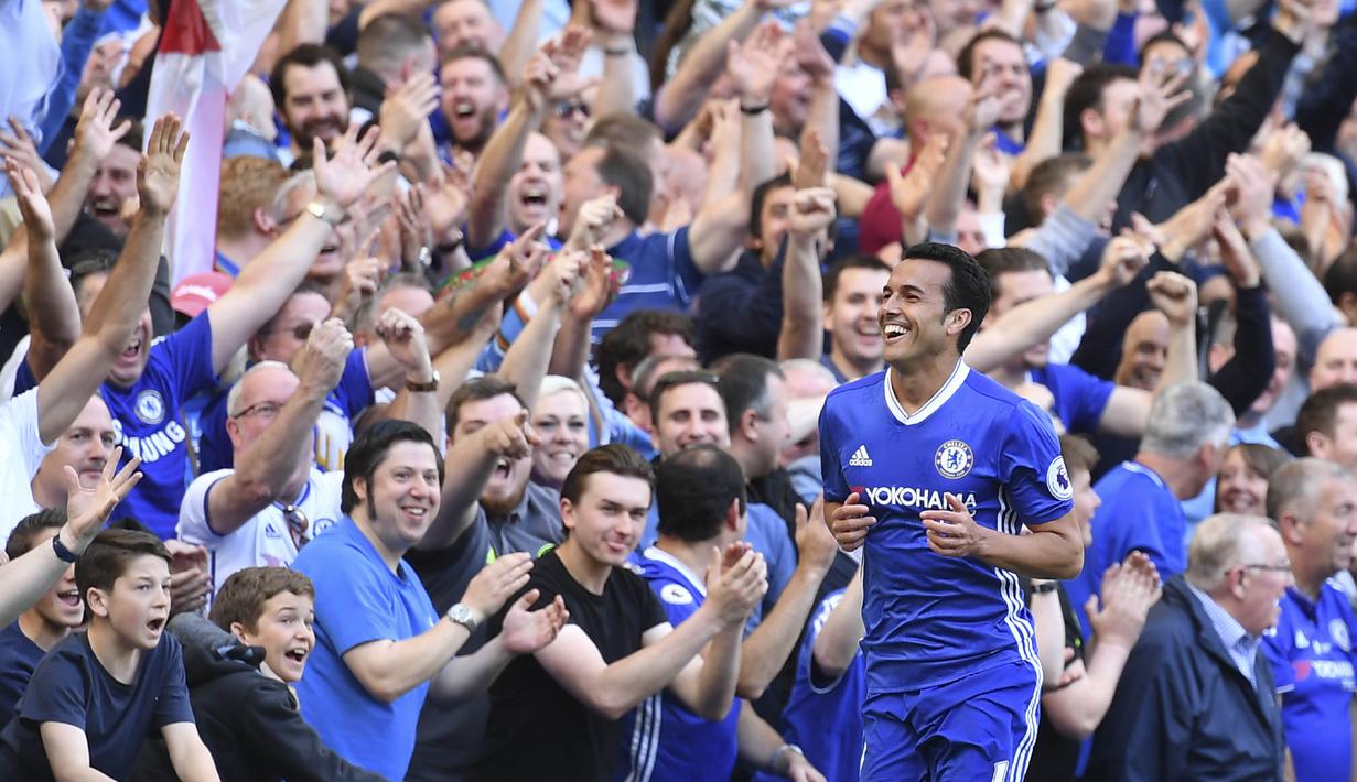 Pedro merupakan salah satu pemain Spanyol yang bergabung bersama Chelsea. Pedro tampil sebanyak 43 kali dan mencetak 13 gol untuk The Blues selama musim 2016-2017. (AFP/Ben Stansall)
