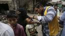 <p>Seorang petugas kesehatan memberikan tetes vaksin polio kepada anak-anak saat kampanye vaksinasi polio dari rumah ke rumah di lingkungan Lahore, Pakistan, Senin (23/5/2022). Pakistan meluncurkan upaya anti-polio baru pada hari Senin, lebih dari seminggu setelah pejabat mendeteksi kasus ketiga tahun ini di wilayah barat laut negara itu yang berbatasan dengan Afghanistan. (AP Photo/K.M. Chaudary)</p>