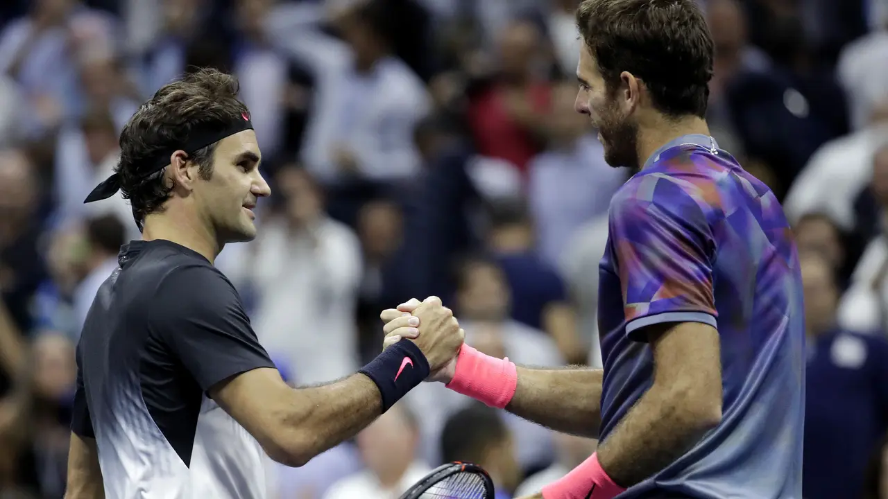 Roger Federer memberi selamat kepada Juan Martin del Potro usai perempat final AS Terbuka 2017 di Arthur Ashe Stadium, New York, Kamis (7/9/2017) siang WIB. (AP/Julio Cortez)