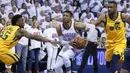 Pebasket Oklahoma City Thunder, Russell Westbrook, berusaha melewati pebasket Utah Jazz, Donovan Mitchell, pada gim kedua play-off NBA Wilayah Barat, Rabu (18/4/2018). Jazz menang 102-95 atas Thunder. (AP/Sue Ogrocki)