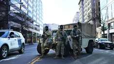 Pasukan Garda Nasional melakukan penjagaan di 15th Street NW di Washington, DC, Senin (18/1/2021). Menurut laporan, 25.000 tentara Garda Nasional akan menjaga kota tersebut sebagai persiapan untuk pelantikan Joe Biden sebagai Presiden ke-46 Amerika Serikat. (Michael M. Santiago/Getty Images/AFP)