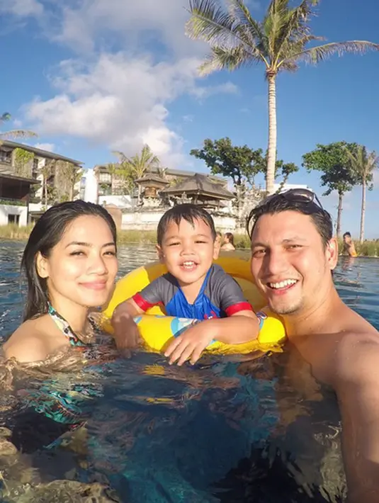 "Ya kekhawatirannya tadi ya. Kita harus ngajarin suster kalau cuci tangan tuh sangat penting dan nggak bisa dicuekin lah," tukas Christian Sugiono. (Instagram/titi_kamall)