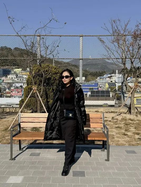 Tampil serba hitam, Rachel Venya tetap hadirkan kemewahan pada gayanya melalui tas Celine yang dikenakannya. [Foto: Instagram/ Rachel Vennya]