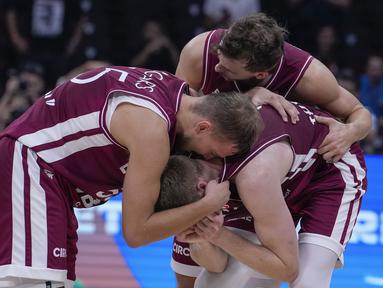 Reaksi kecewa sejumlah pebasket Latvia setelah kalah dari Jerman setelah laga perempat final Piala Dunia FIBA 2023 di Mall of Asia Arena, Manila, Filipina pada Rabu (06/09/2023). Davis Bertrans (kanan) dkk tumbang dengan skor 79-81 dan gagal melaju ke semifinal. (AP Photo/Michael Conroy)