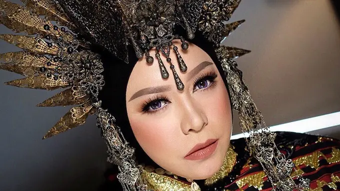 6 Gaya Melly Goeslaw dengan Aksesoris Kepala yang Nyentrik