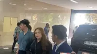 Sambil Genggam Tangan Seorang Pria, Lisa Mariana Penuhi Panggilan Bareskrim Polri