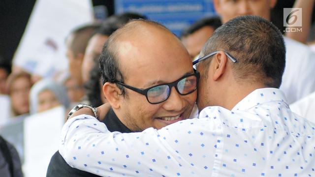 Tiba di KPK, Novel Baswedan Disambut Peluk Hangat Abraham Samad