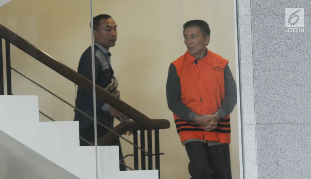 Bendahara Umum KONI Jhonny E Awuy (kanan) tiba di Gedung KPK, Jakarta, Senin (7/1). Jhonny tiba dengan memakai rompi tahanan dan tangan diborgol. (Merdeka.com/Dwi Narwoko)