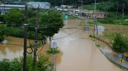 Hujan deras melanda wilayah tengah Korea Selatan pada hari Kamis, 18 Juli 2024 mengakibatkan sejumlah ruas jalan tergenang air. (AP Photo/Lee Jin-man)