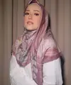 Hijab segi empat satin yang kamu bentuk jadi loose akan memberikan kesan tampilan yang mewah. Buat salah satu sisi hijab lebih pendek, dan tarik sisi hijab yang panjang ke samping. (Instagram.com/adeliapasha).