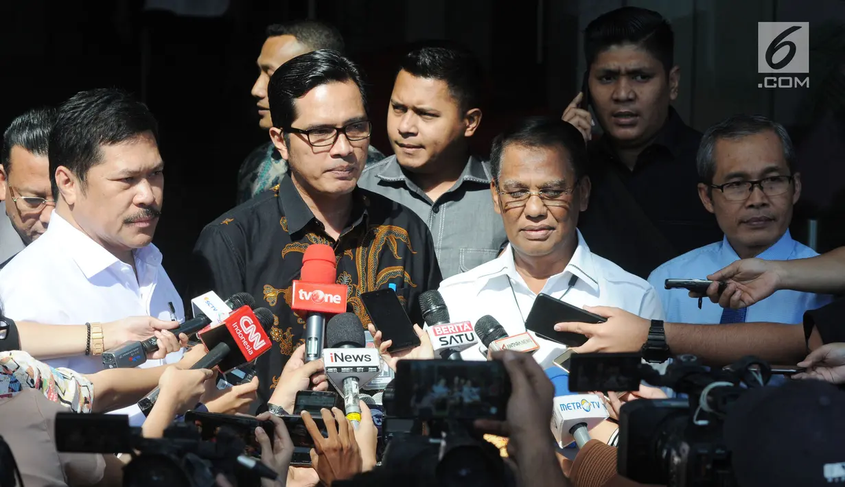 Jaksa Agung Muda bidang Intelijen Jan S Maringka (kiri) dan Jaksa Agung Muda Pengawasan Muhammad Yusni (kedua kanan) memberikan keterangan usai penyerahan tersangka OTT  Jaksa di Kejari Surakarta, Satriawan Sulaksono di Gedung KPK, Jakarta, Rabu (21/8/2019). (merdeka.com/Dwi Narwoko)