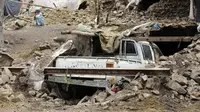 Seorang penduduk desa duduk dekat rumahnya yang rusak akibat gempa bumi di Distrik Spera, bagian barat daya Provinsi Khost, Afghanistan, 22 Juni 2022. Pemerintah Afghanistan meminta bantuan internasional usai terjadi gempa dengan kekuatan magnitudo 6,1. (AP Photo)