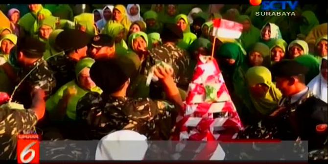 VIDEO: Ribuan Emak-Emak Rebutan Tumpeng di Tuban