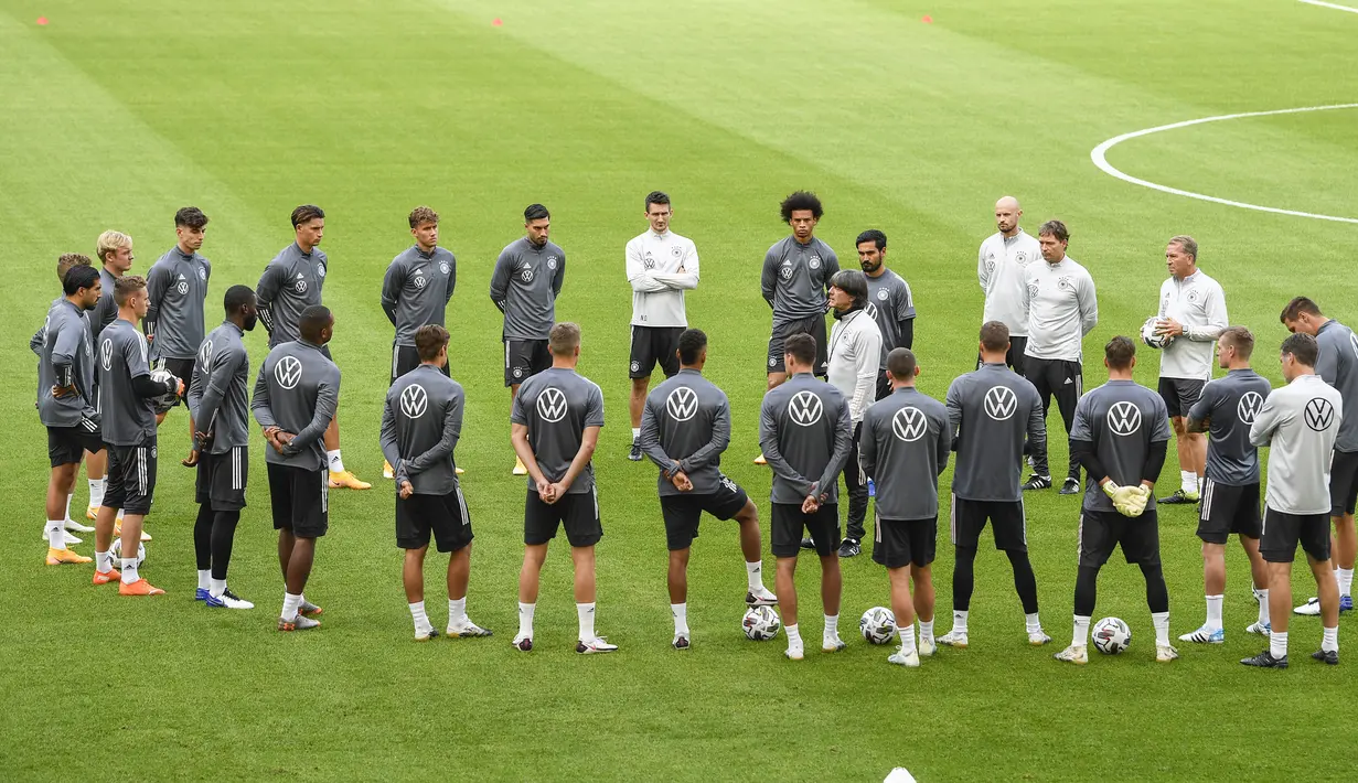 Pemain Timnas Jerman mendengarkan arahan Joachim Loew saat sesi latihan jelang berlaga di UEFA Nations League di Stuttgart, Jerman, Rabu (3/9/2020). Jerman akan berhadapan dengan Spanyol. (AFP/Thomas Kienzle)