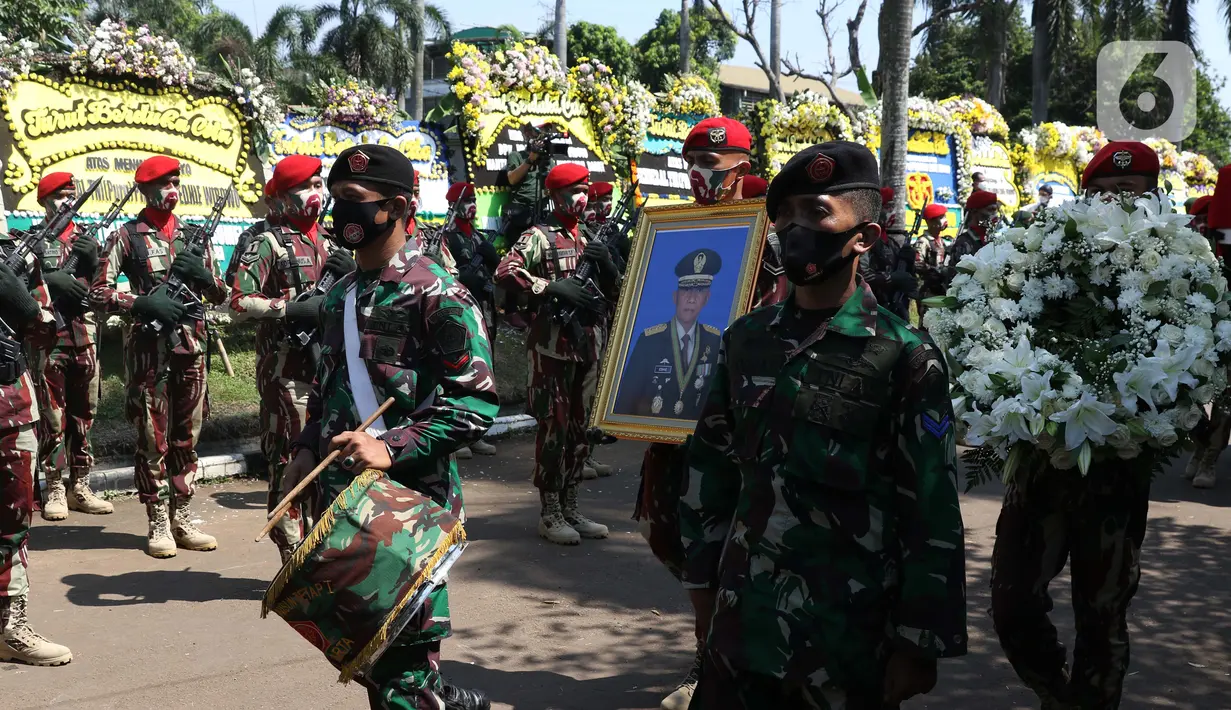 Prajurit TNI saat upacara persemayaman mantan KSAD Jenderal TNI (Purn) Pramono Edhie Wibowo di kawasan Puri Cikeas, Kab Bogor, Jabar, Minggu (14/6/2020). Pramono Edhie Wibowo wafat di usia 65 tahun dan akan dimakamkan secara militer di TMPN Kalibata. (Liputan6.com/Helmi Fithriansyah)
