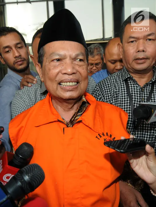 Wali Kota Mojokerto, Masud Yunus memberi keterangan kepada awak media usai menjalani pemeriksaan oleh penyidik di gedung KPK, Jakarta, Rabu (8/5). Masud Yunus resmi ditahan untuk 20 hari kedepan untuk mempermudah pemeriksaan. (Merdeka.com/Dwi Narwoko)